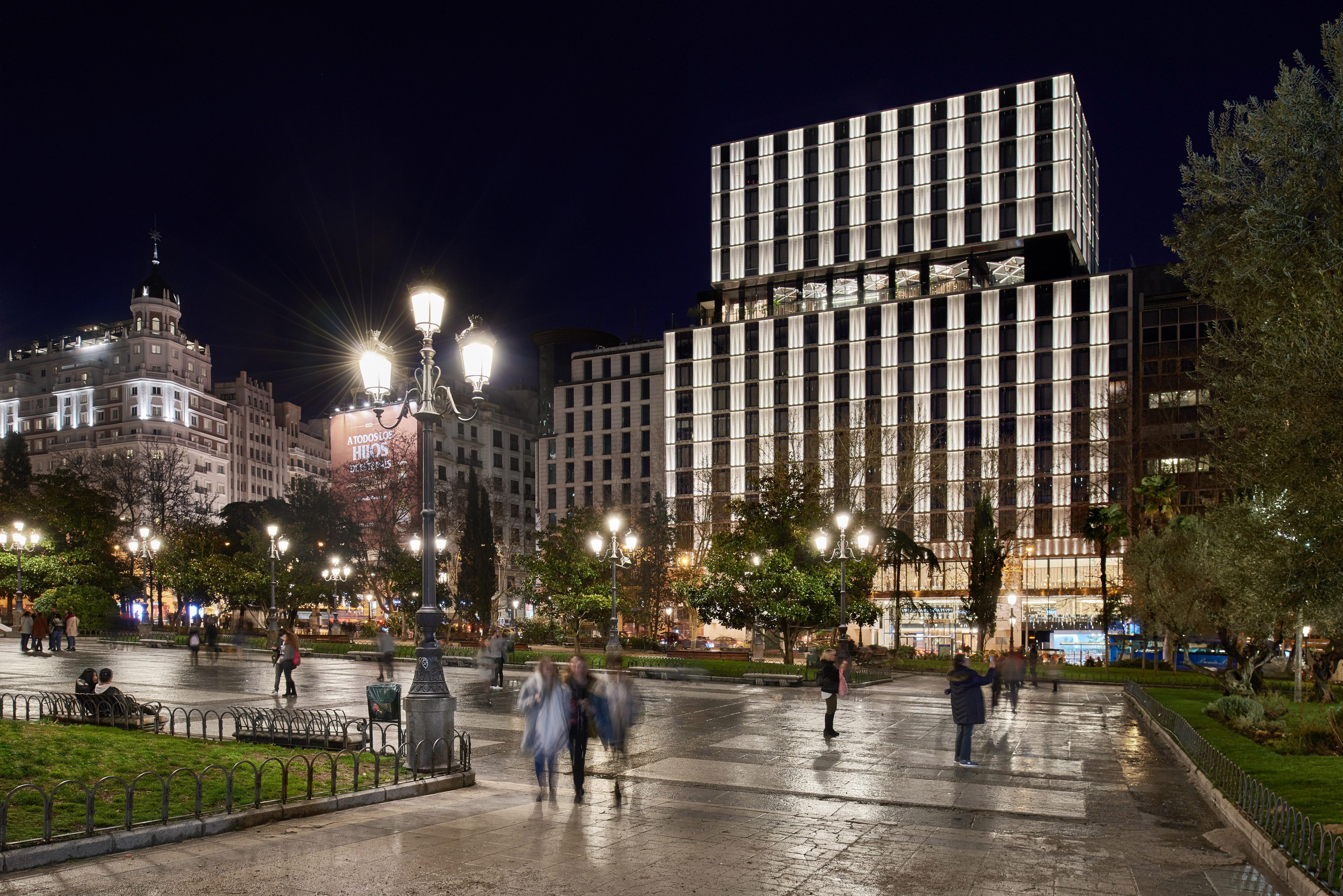 Vp Plaza Espana Design Madrid Esterno foto The hotel at night