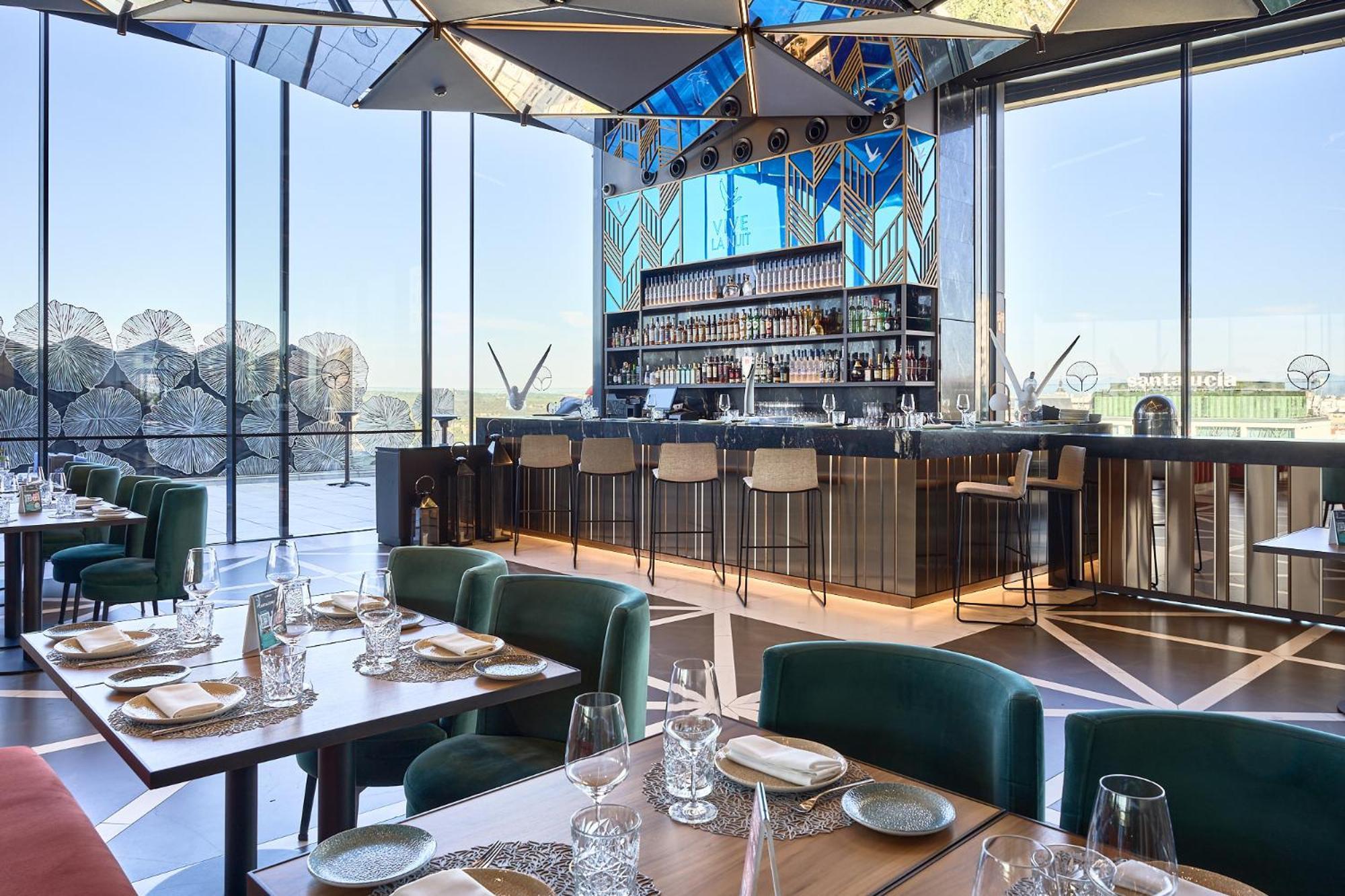 Vp Plaza Espana Design Madrid Esterno foto The bar at the top of the hotel