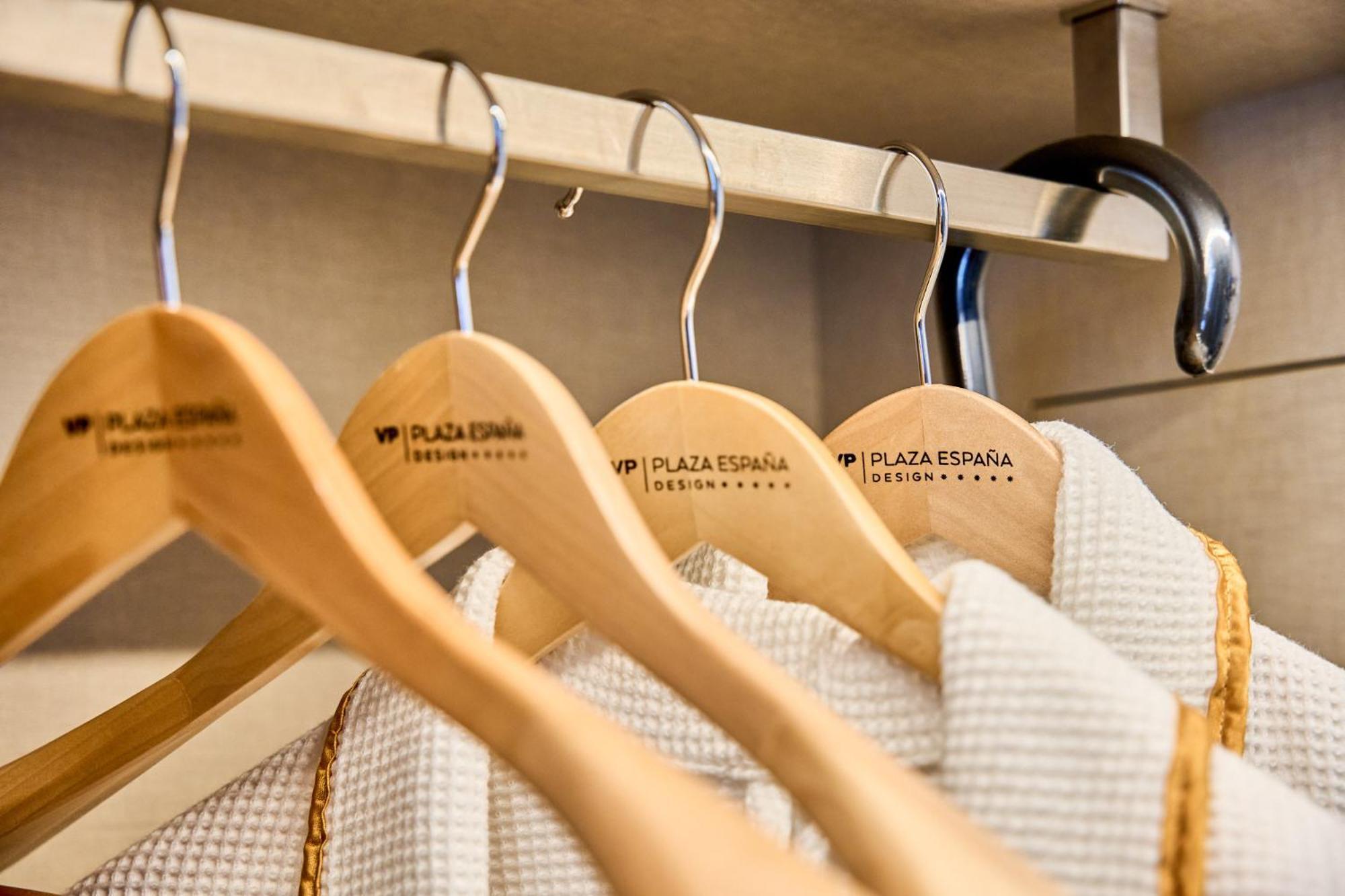 Vp Plaza Espana Design Madrid Camera foto Wood clothes hangers