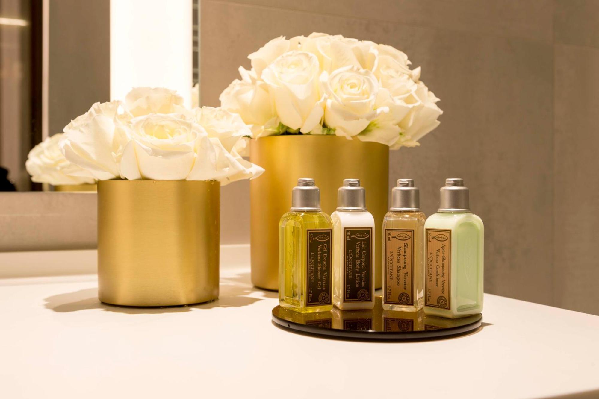 Vp Plaza Espana Design Madrid Esterno foto L'Occitane products in a hotel bathroom